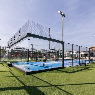 Padel Court panoramica Padel Stadium in vetro 10*20m Bianco Nero Personalizzato con luci a LED / Posta in acciaio / Maglia in acciaio